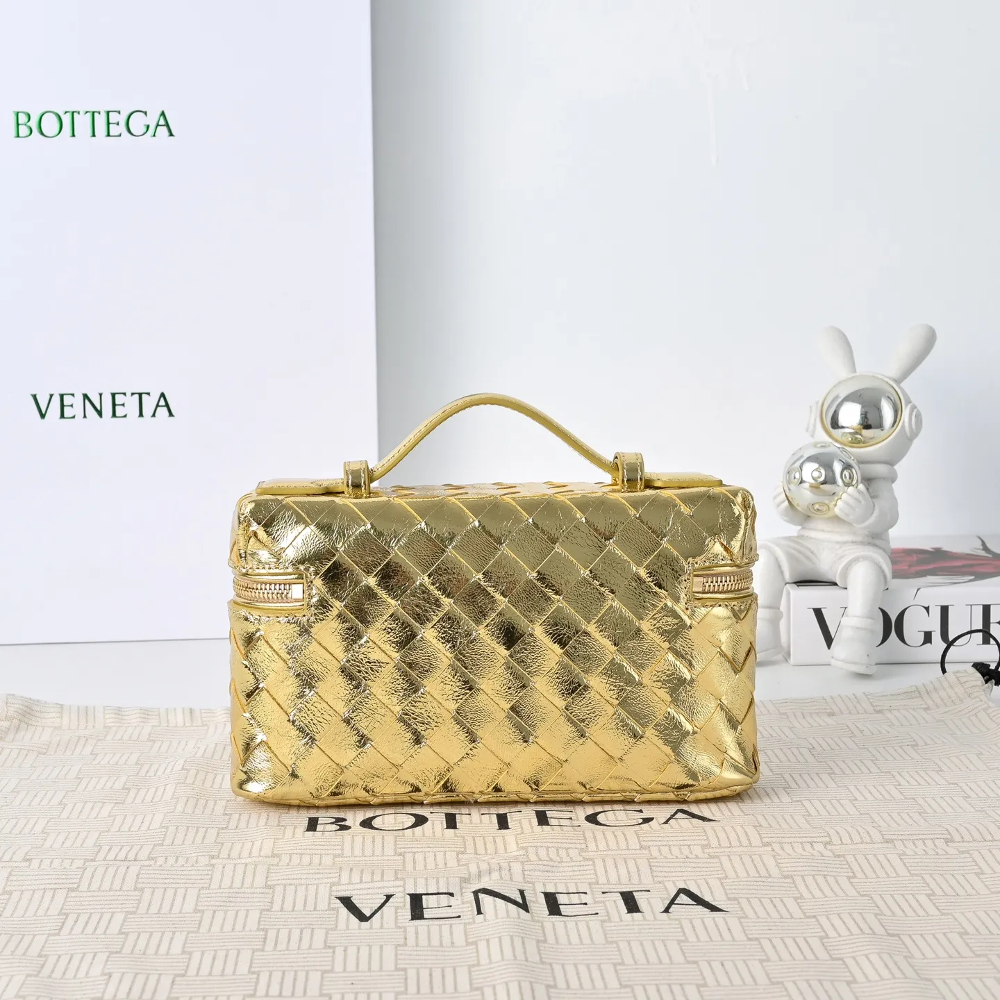 Batch 1360 #BV New Vanity Case Rope Cosmetic Bag, 🎈The metallic luster is super eye-catching, and it has a perfect sense of holiday atmosphere✨✨It adopts the brand’s most classic cowhide weaving, with two-way zipper opening and closing, the overall style is retro and elegant, the top handle can be adjusted, the shoulder strap can be adjusted at will, the hand-held elegant temperament, the cross-body casual and casual, unlocking various concave shape scenes🎬 Model: 9109 Dimensions: 22x12.5x5